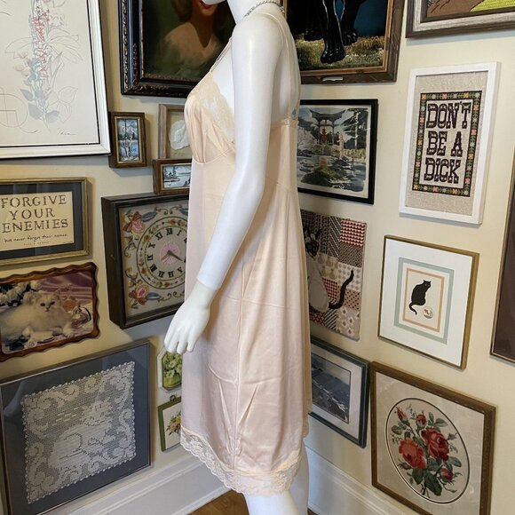 80s Vintage Montgomery Ward Womens Peach Nylon Slip Dress with Lace Size 36 - Picture 3 of 6